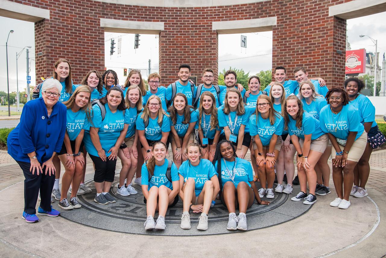 several student 引领ers gathered in the Arch at Oakley Place for a group photo